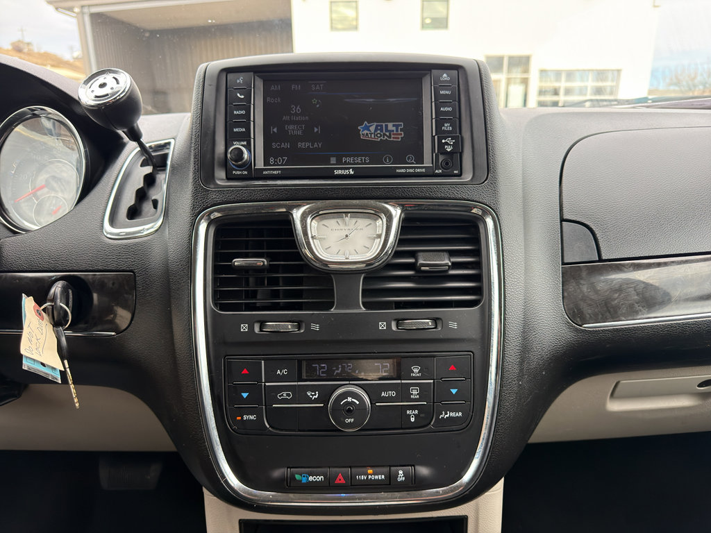 Used 2014 Chrysler Town & Country Touring image 17