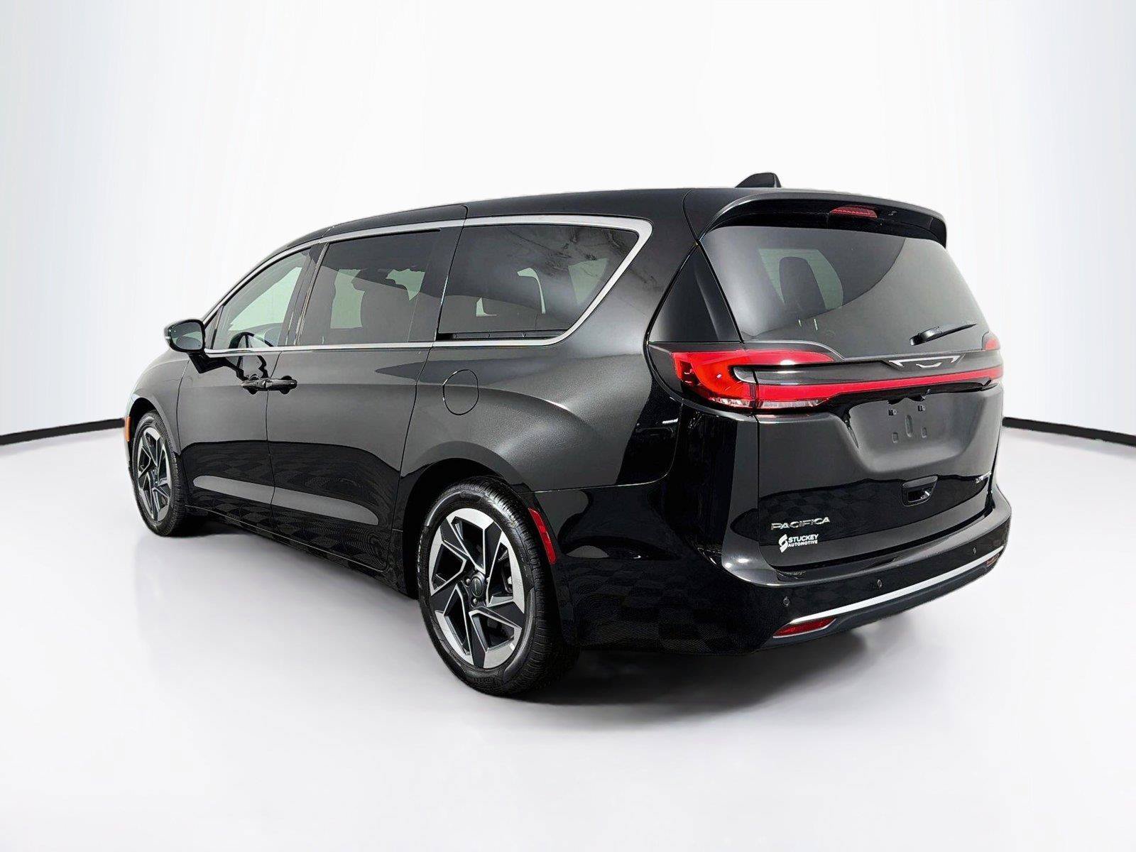 Used 2027 Chrysler Pacifica Limited FWD image 9