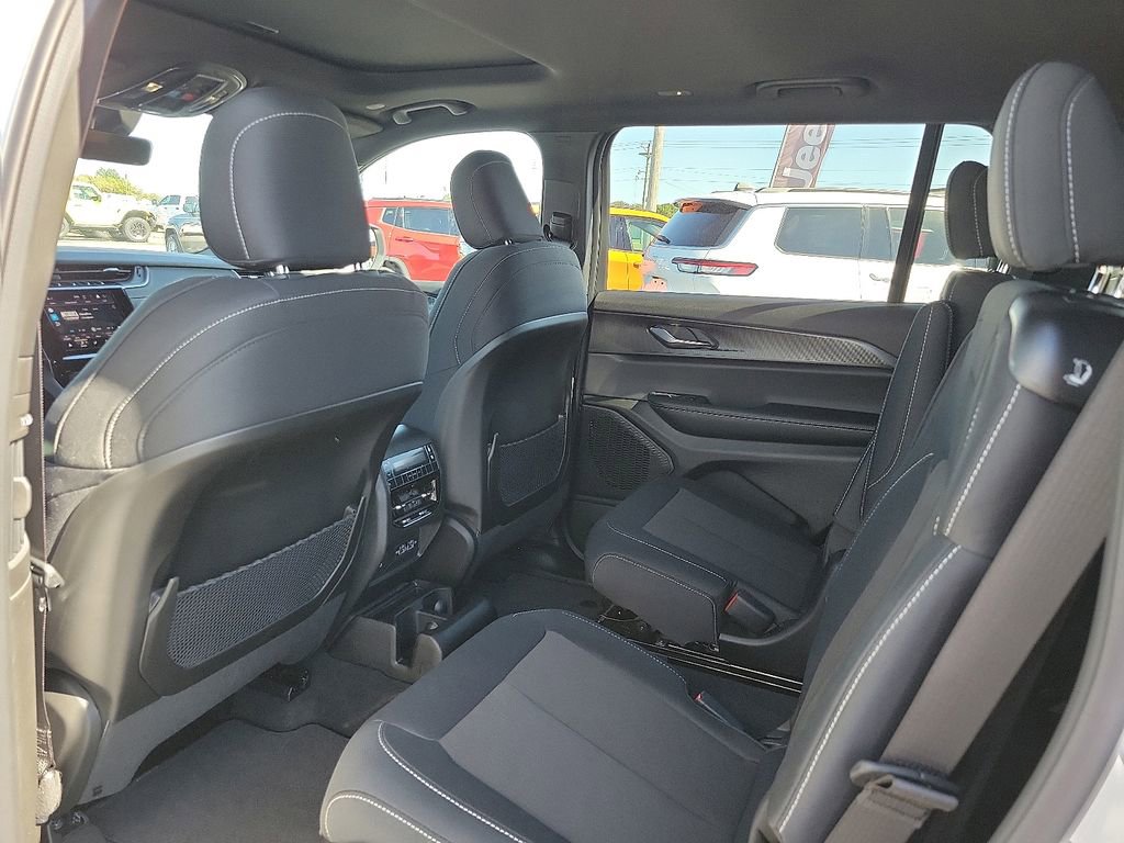 New 2025 Jeep Grand Cherokee L Laredo image 10