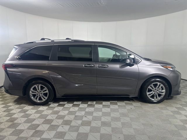 Used 2023 Toyota Sienna Platinum AWD/4WD image 4