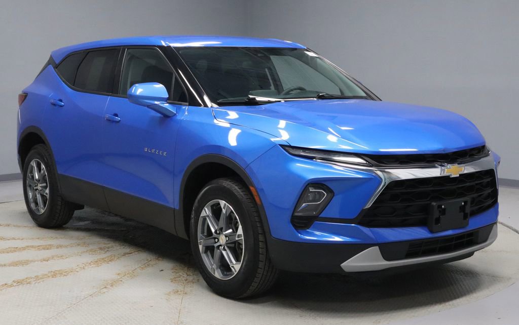 Used 2025 Chevrolet Blazer LT image 1