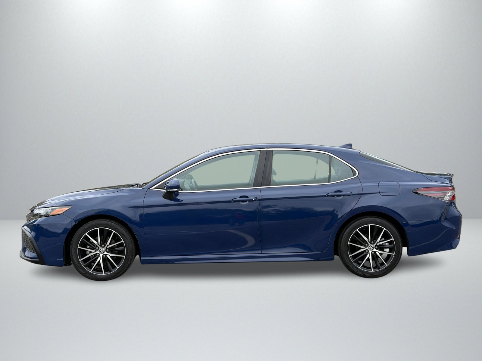 Used 2023 Toyota Camry SE FWD image 2