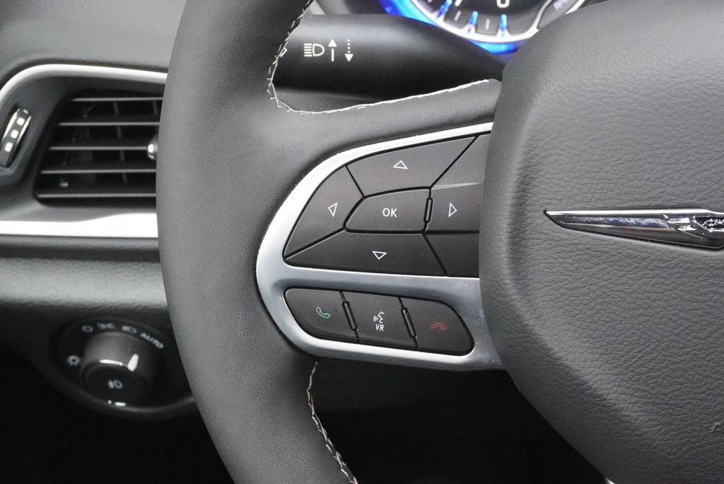 Used 2026 Chrysler Pacifica Select FWD image 17