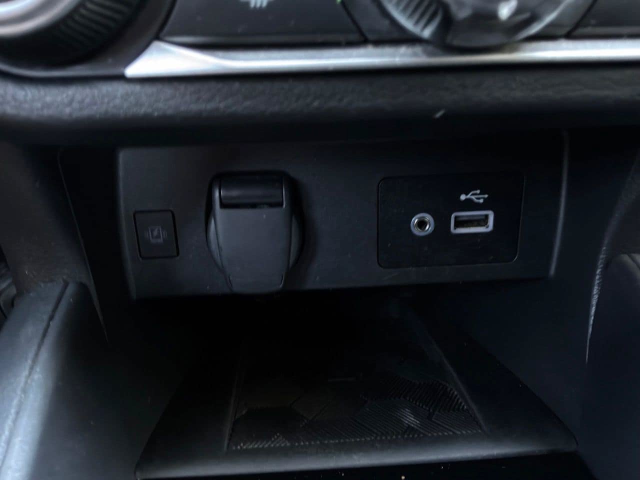 Used 2025 Nissan Versa SV FWD image 23