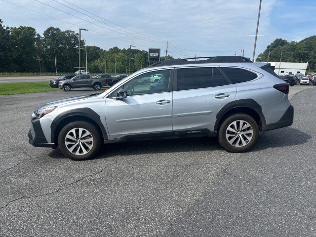 Used 2025 Subaru Outback Premium AWD/4WD image 3