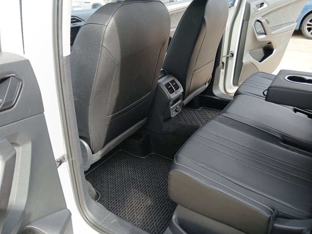 Used 2023 Volkswagen Tiguan SE w/ Panoramic Sunroof Package AWD/4WD image 19