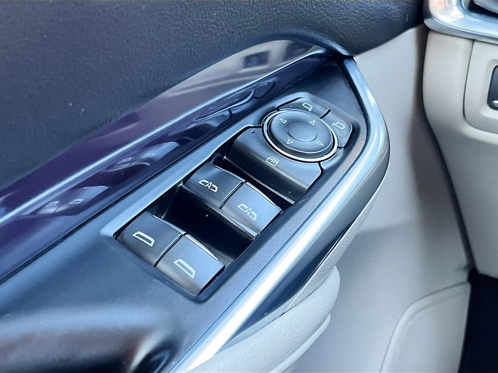 Used 2023 Cadillac XT4 Luxury w/ Cold Weather Package AWD/4WD image 18