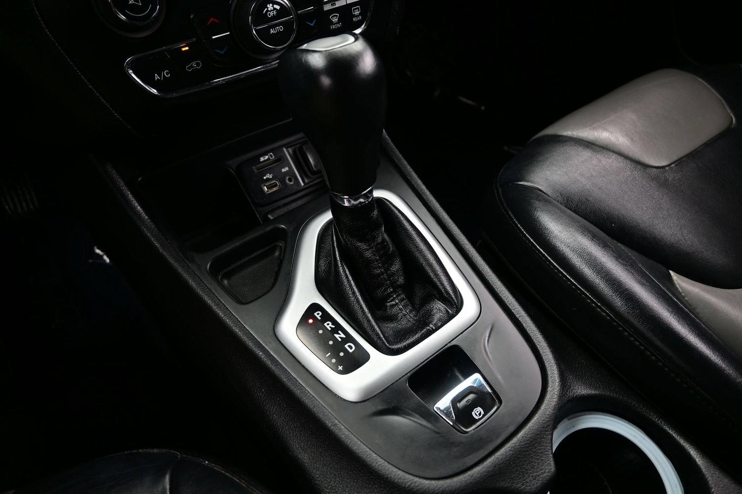 Used 2014 Jeep Cherokee Limited w/ Technology Group FWD image 24