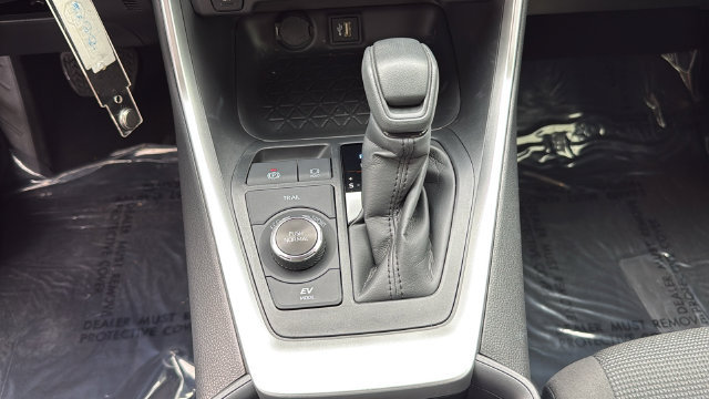Used 2025 Toyota RAV4 LE AWD/4WD image 25