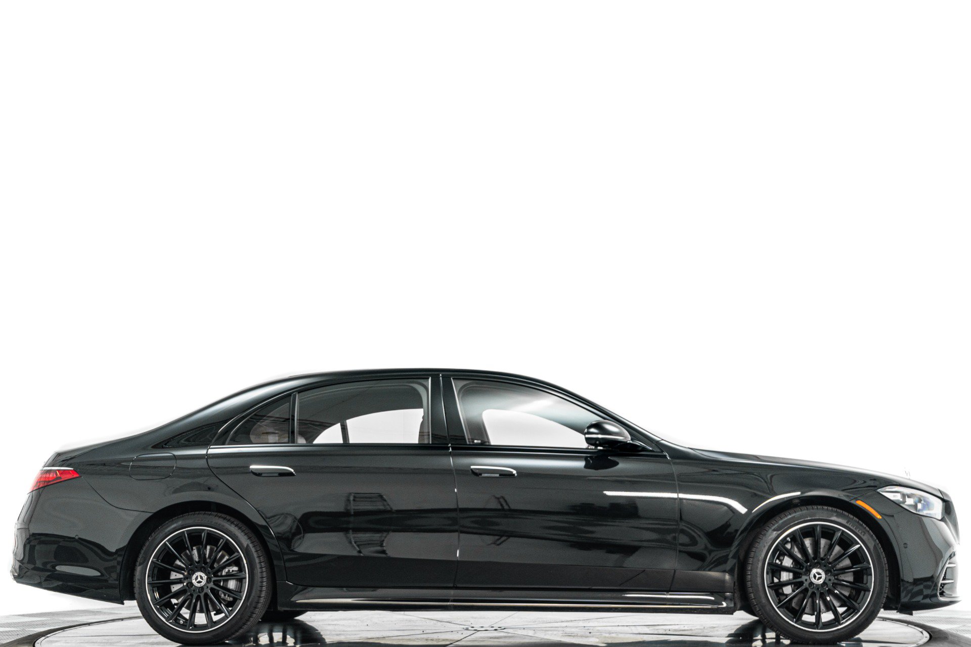 Used 2025 Mercedes-Benz S 580e 4MATIC Sedan image 2