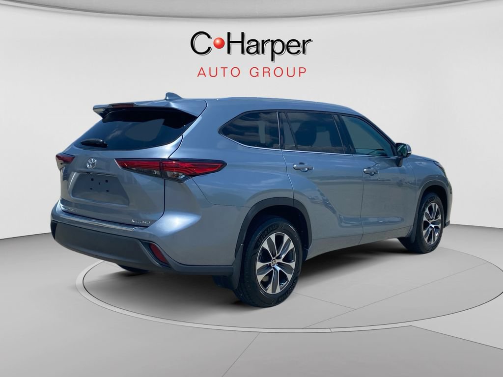 Used 2021 Toyota Highlander XLE AWD/4WD image 3