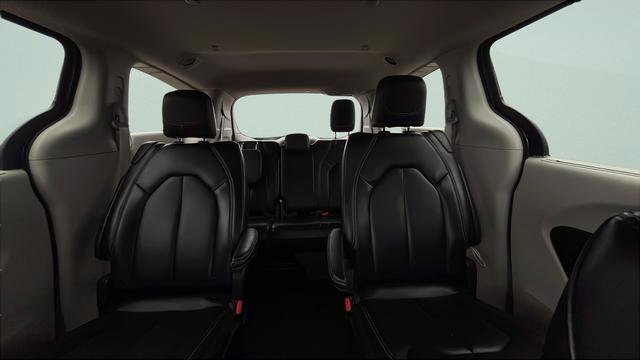 Used 2023 Chrysler Pacifica Touring-L FWD image 20