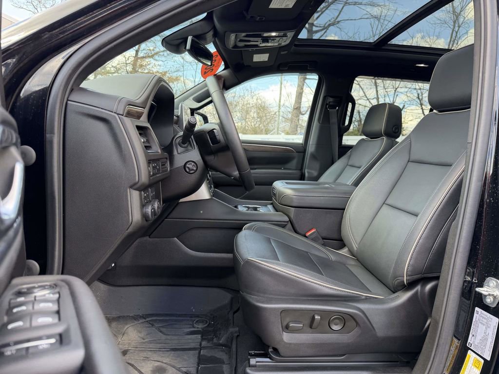 Used 2023 Chevrolet Tahoe Premier AWD/4WD image 16