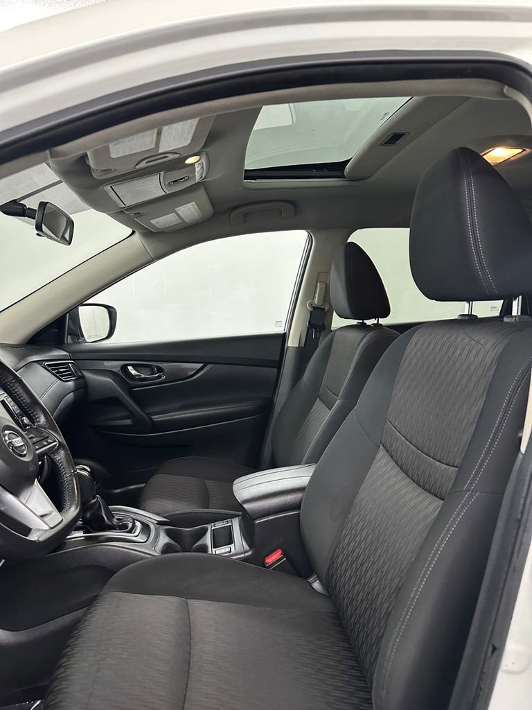 Used 2018 Nissan Rogue SV image 12