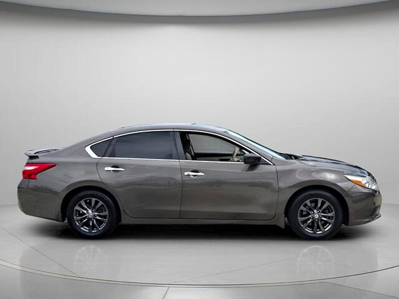 Used 2017 Nissan Altima 2.5 S w/ Power Driver Seat Package FWD image 5