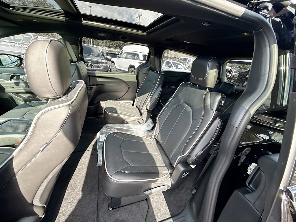 New 2026 Chrysler Pacifica Limited w/ S Appearance Package image 26