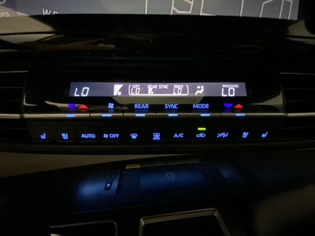 Used 2023 Toyota Sienna Platinum FWD image 19