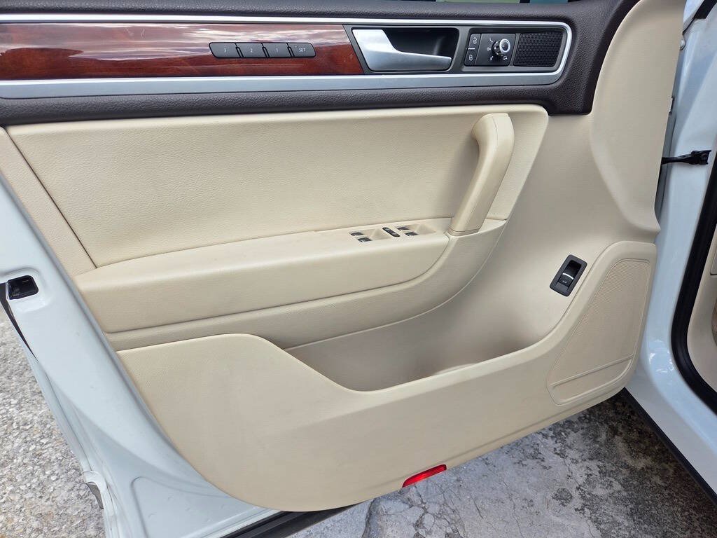 Used 2014 Volkswagen Touareg TDI AWD/4WD image 23