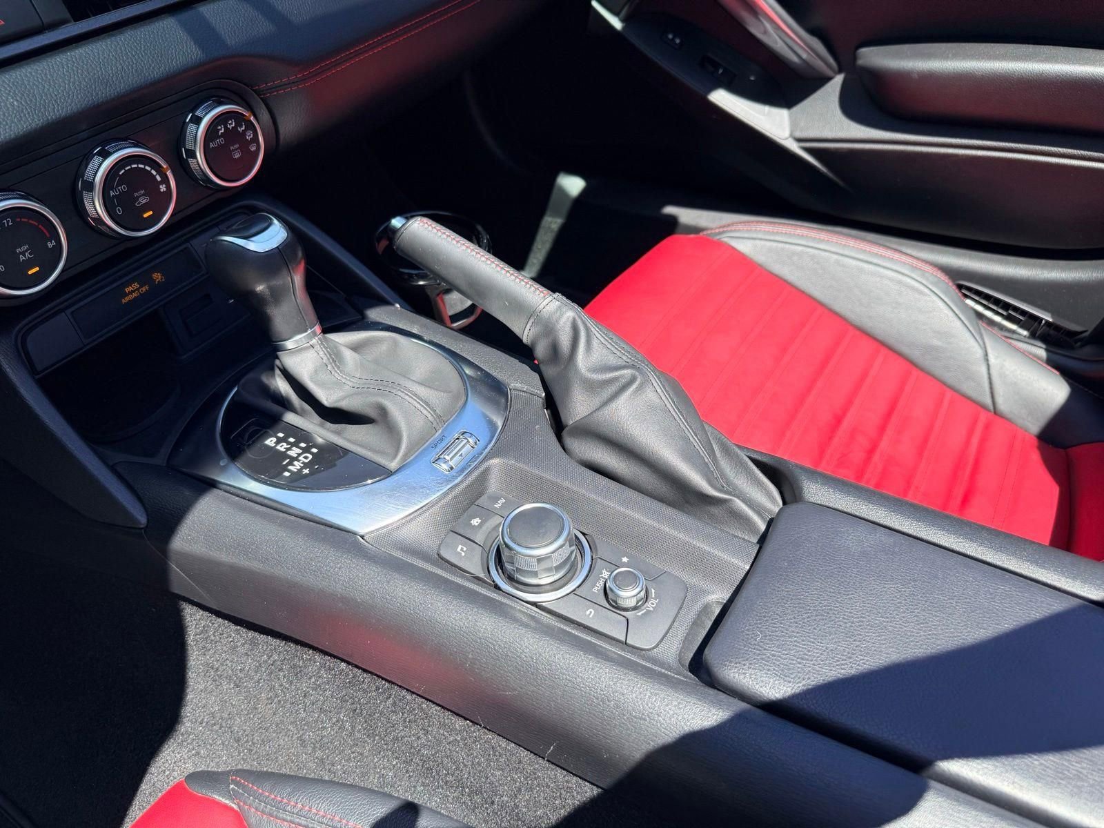 Used 2019 FIAT 124 Spider Abarth w/ Navigation & Sound Group RWD image 39