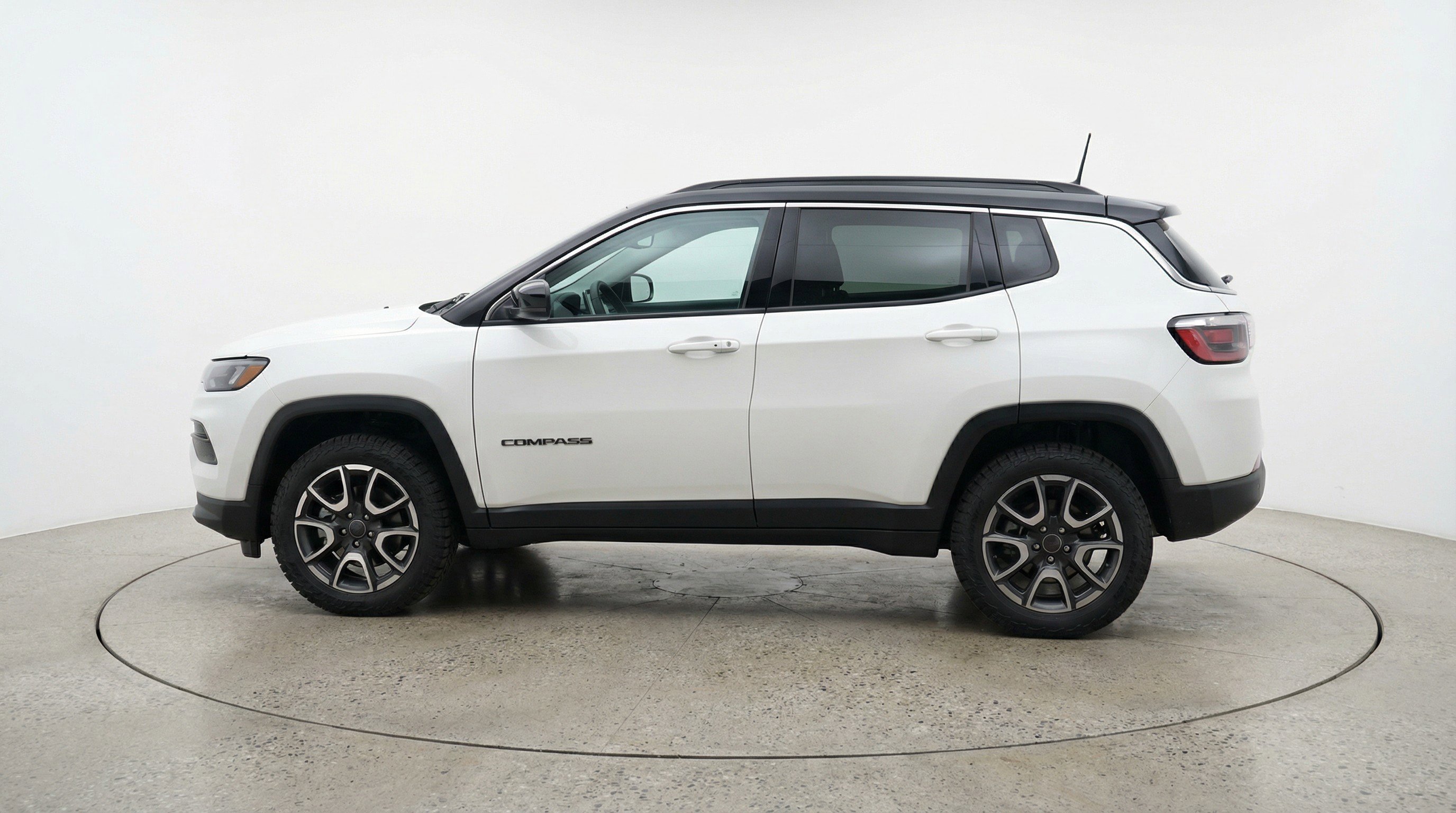 Used 2025 Jeep Compass Trailhawk AWD/4WD image 5