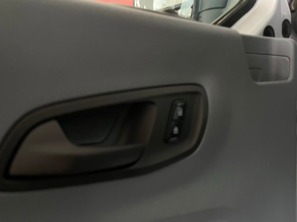 Used 2017 Ford Transit 150 XLT image 31