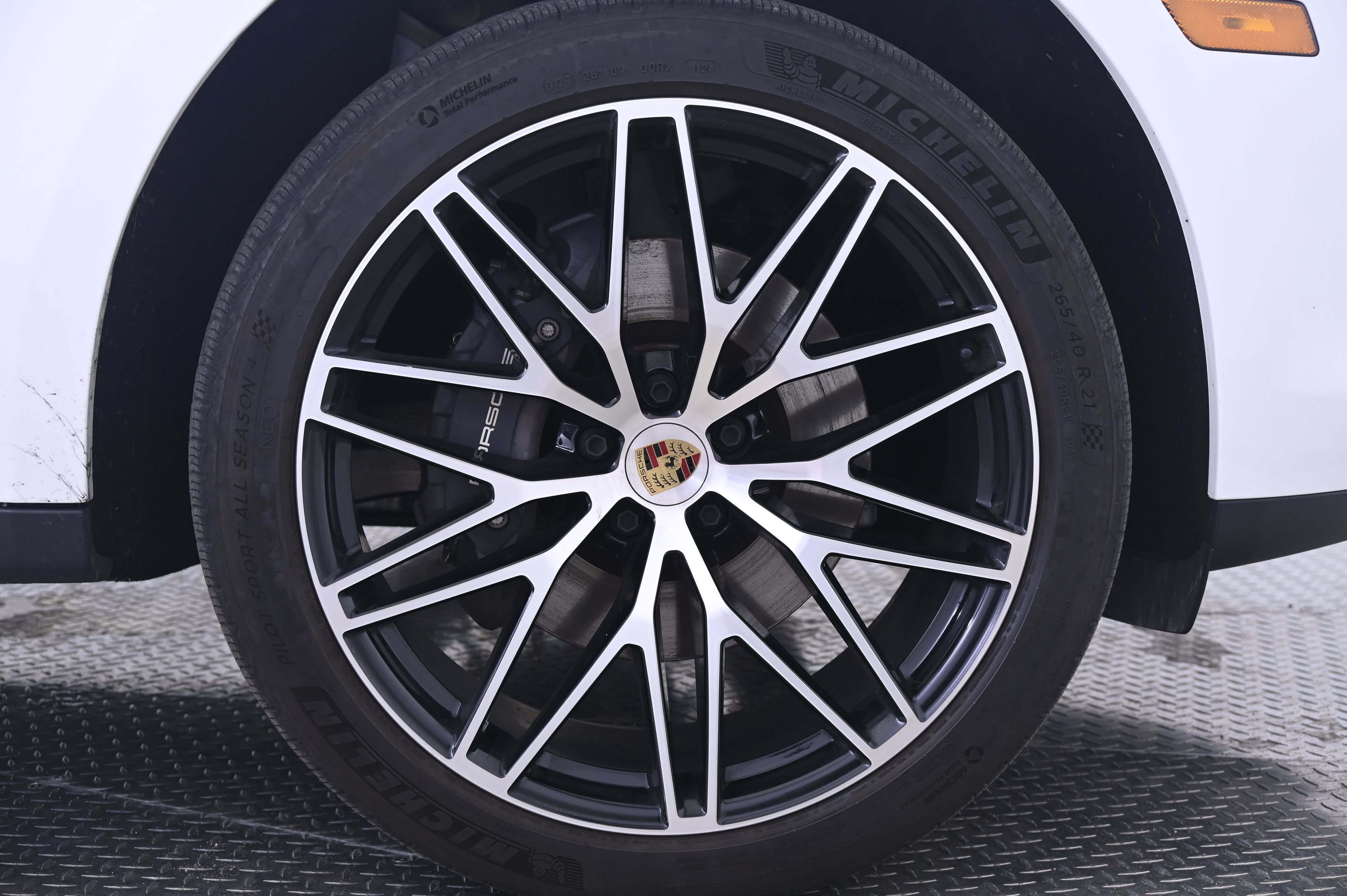 Certified 2024 Porsche Macan AWD/4WD image 14