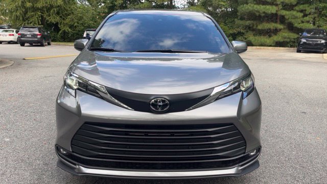 Used 2026 Toyota Sienna XLE FWD image 3