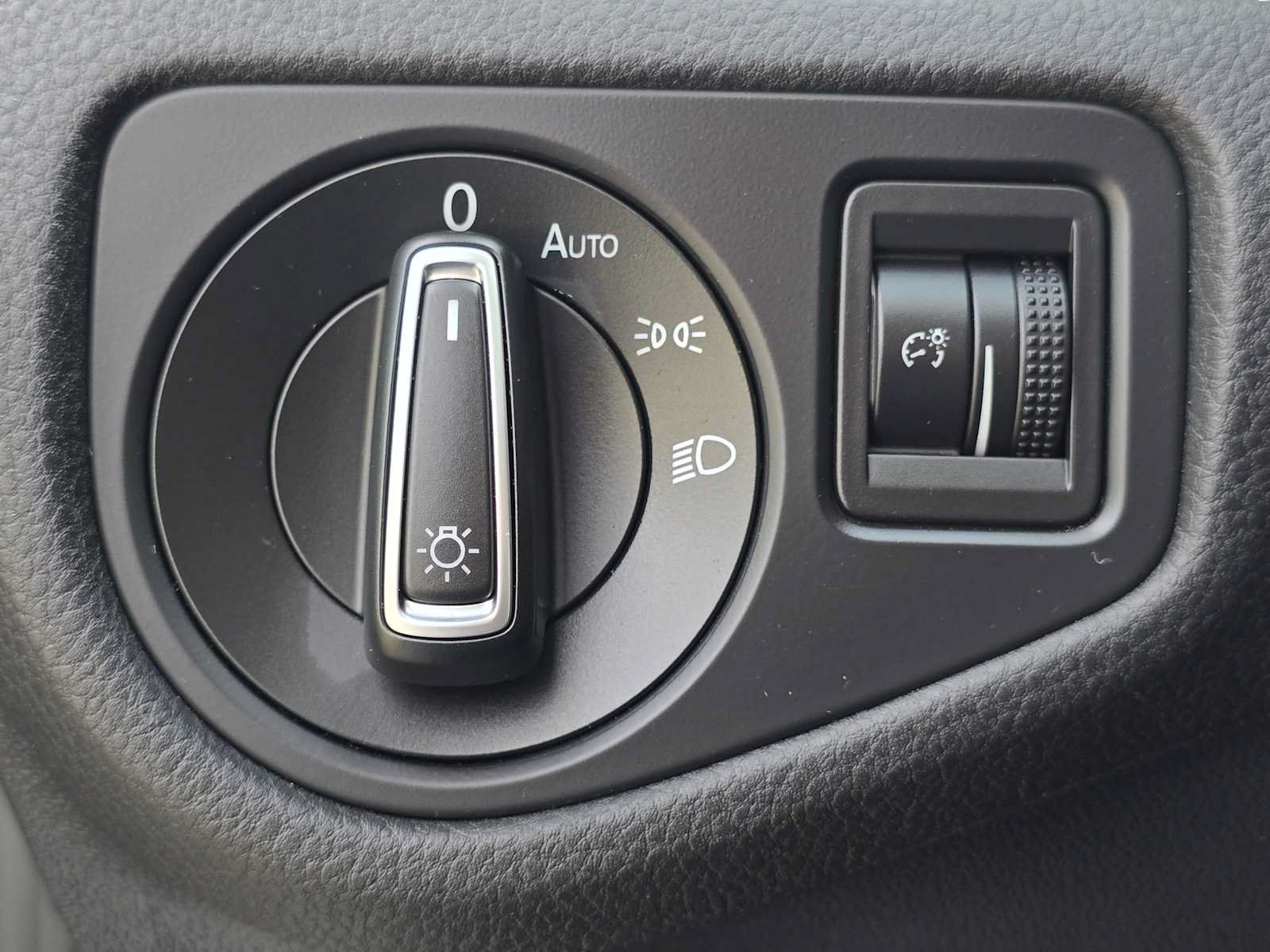 Used 2017 Volkswagen Golf Wolfsburg Edition FWD image 29