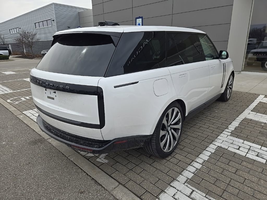 Used 2024 Land Rover Range Rover Long Wheelbase Autobiography image 5