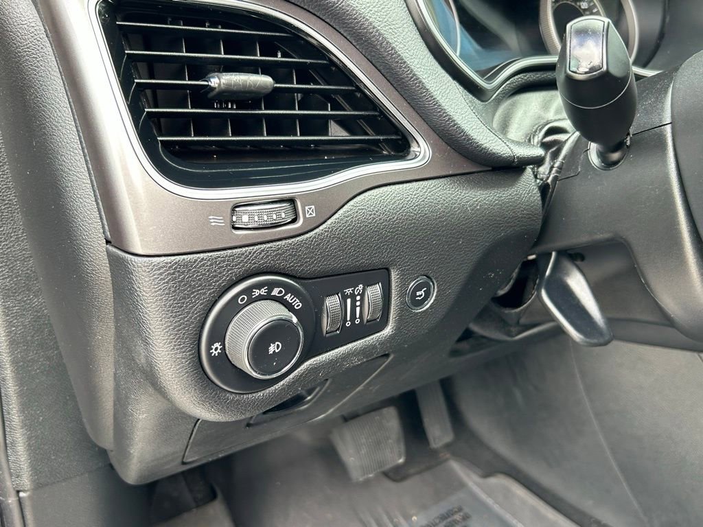 Used 2019 Jeep Cherokee Limited image 18