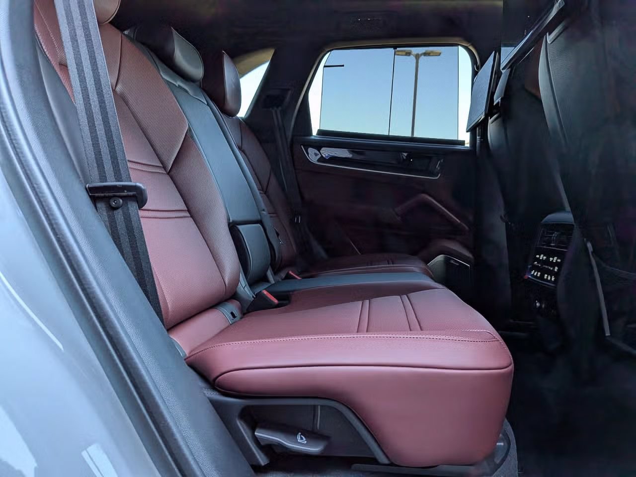 Certified 2025 Porsche Cayenne Turbo AWD/4WD image 24