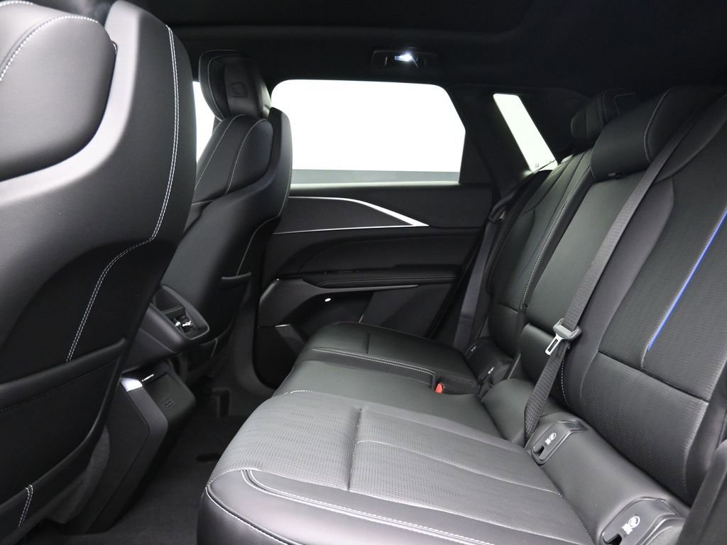 Used 2025 Cadillac Lyriq Luxury image 14