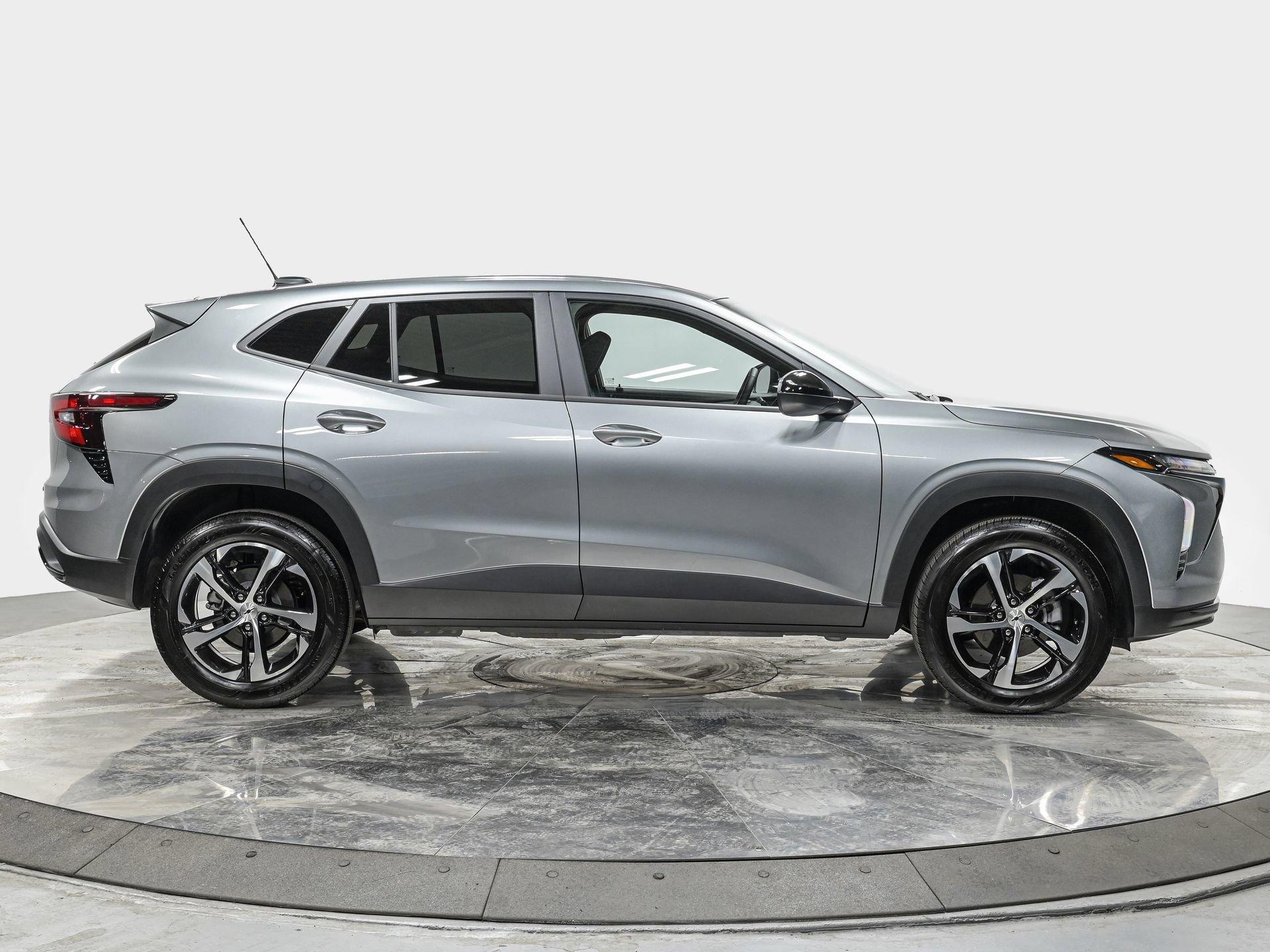 Used 2025 Chevrolet Trax RS FWD image 7