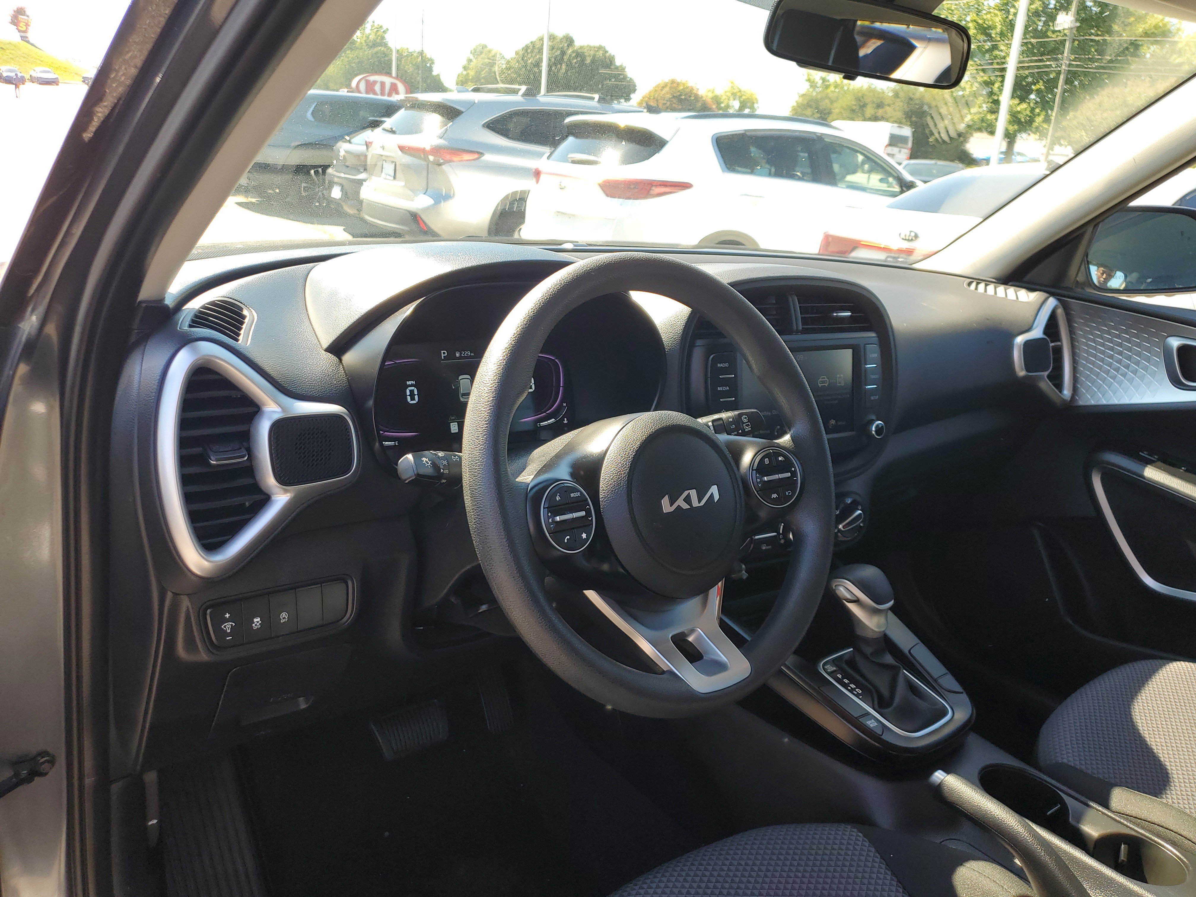Used 2025 Kia Soul LX w/ LX Technology Package FWD image 18