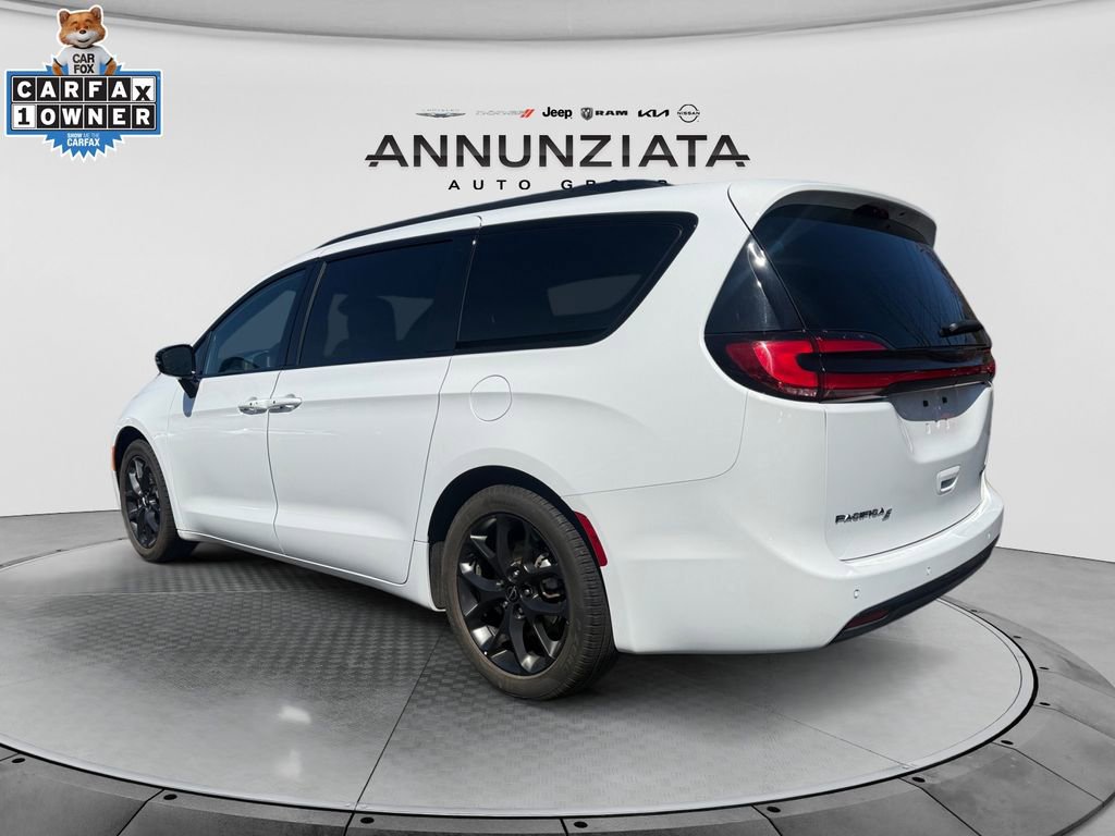 Used 2025 Chrysler Pacifica Limited image 3
