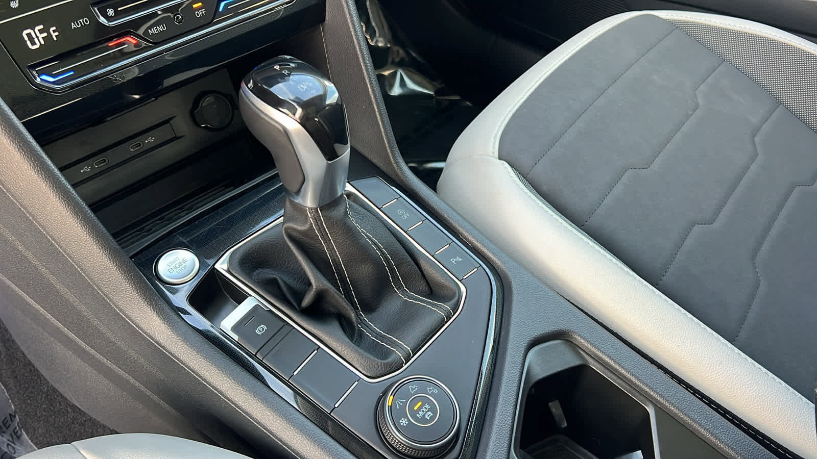 Used 2025 Volkswagen Taos SE w/ Panoramic Sunroof Package image 13