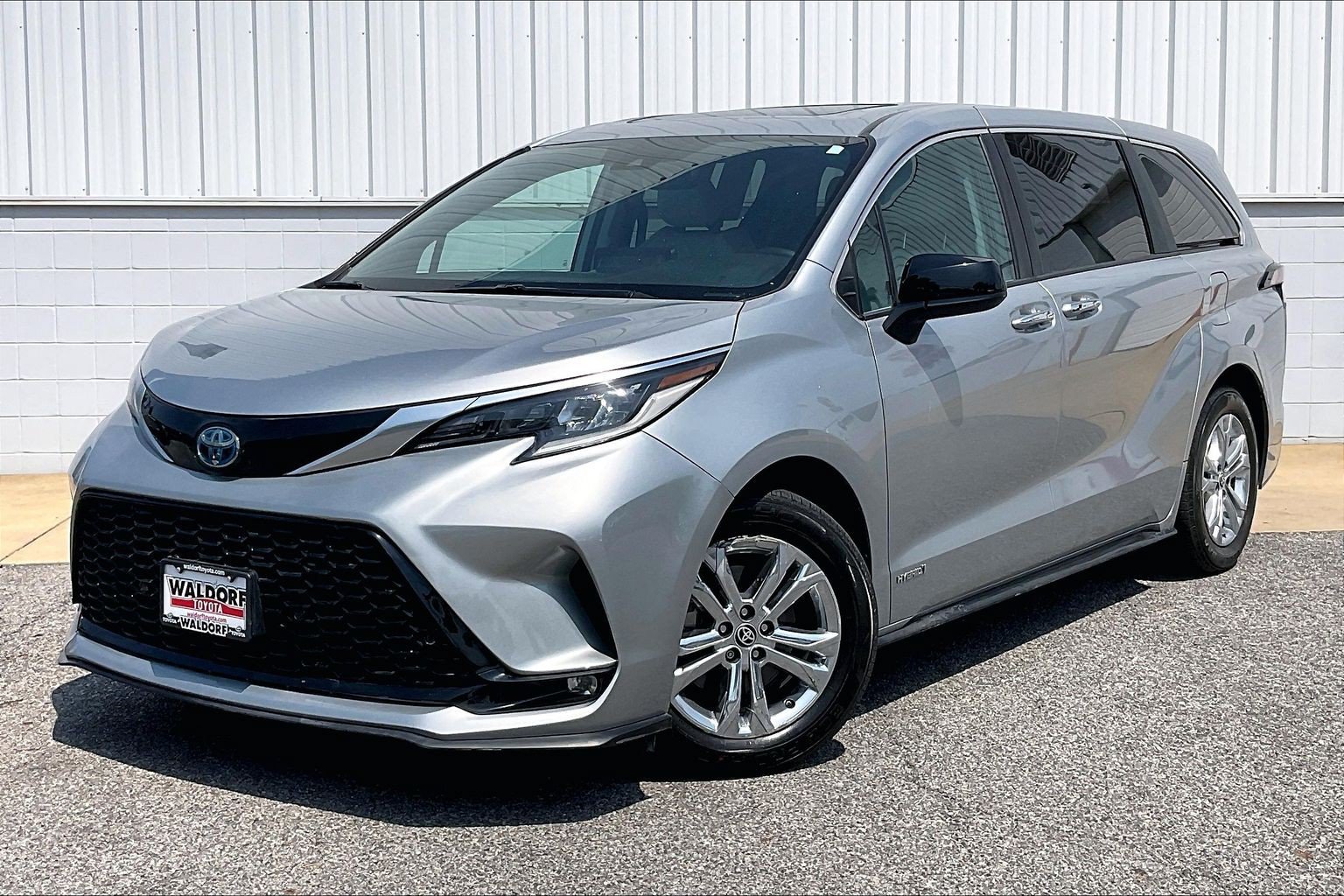 Used 2021 Toyota Sienna XSE AWD/4WD image 2