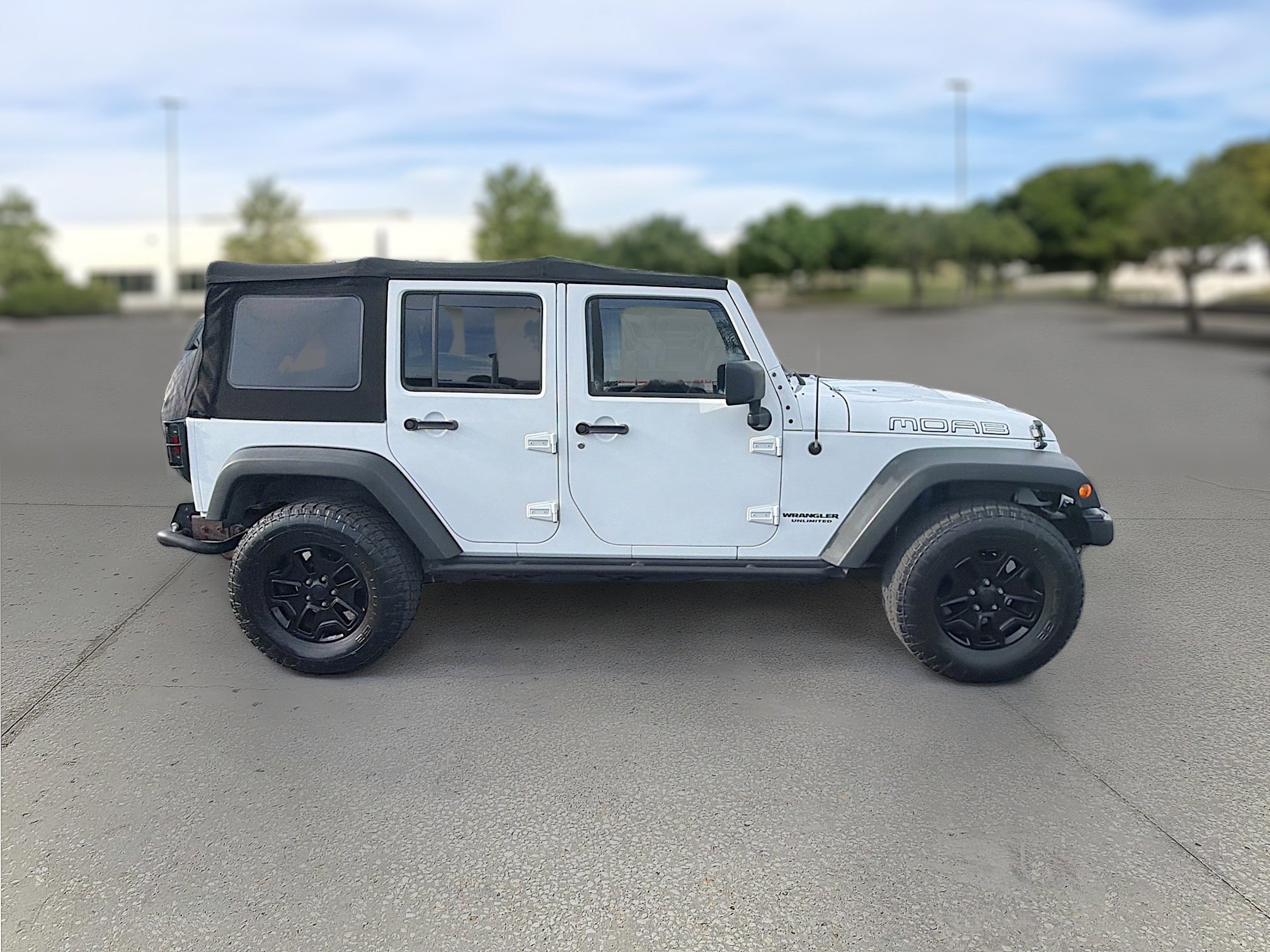 Used 2013 Jeep Wrangler Unlimited Sahara image 8