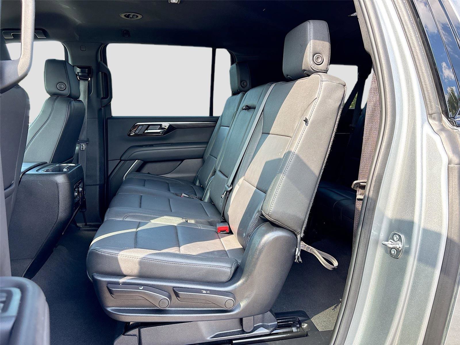 Used 2025 Chevrolet Suburban Z71 AWD/4WD image 24