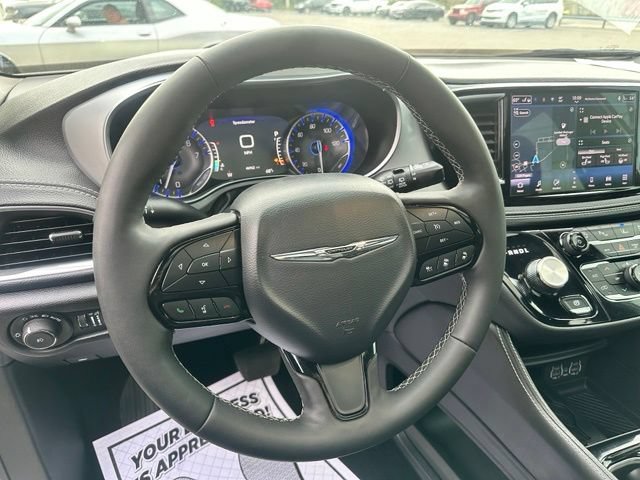 Used 2025 Chrysler Pacifica Limited FWD image 28