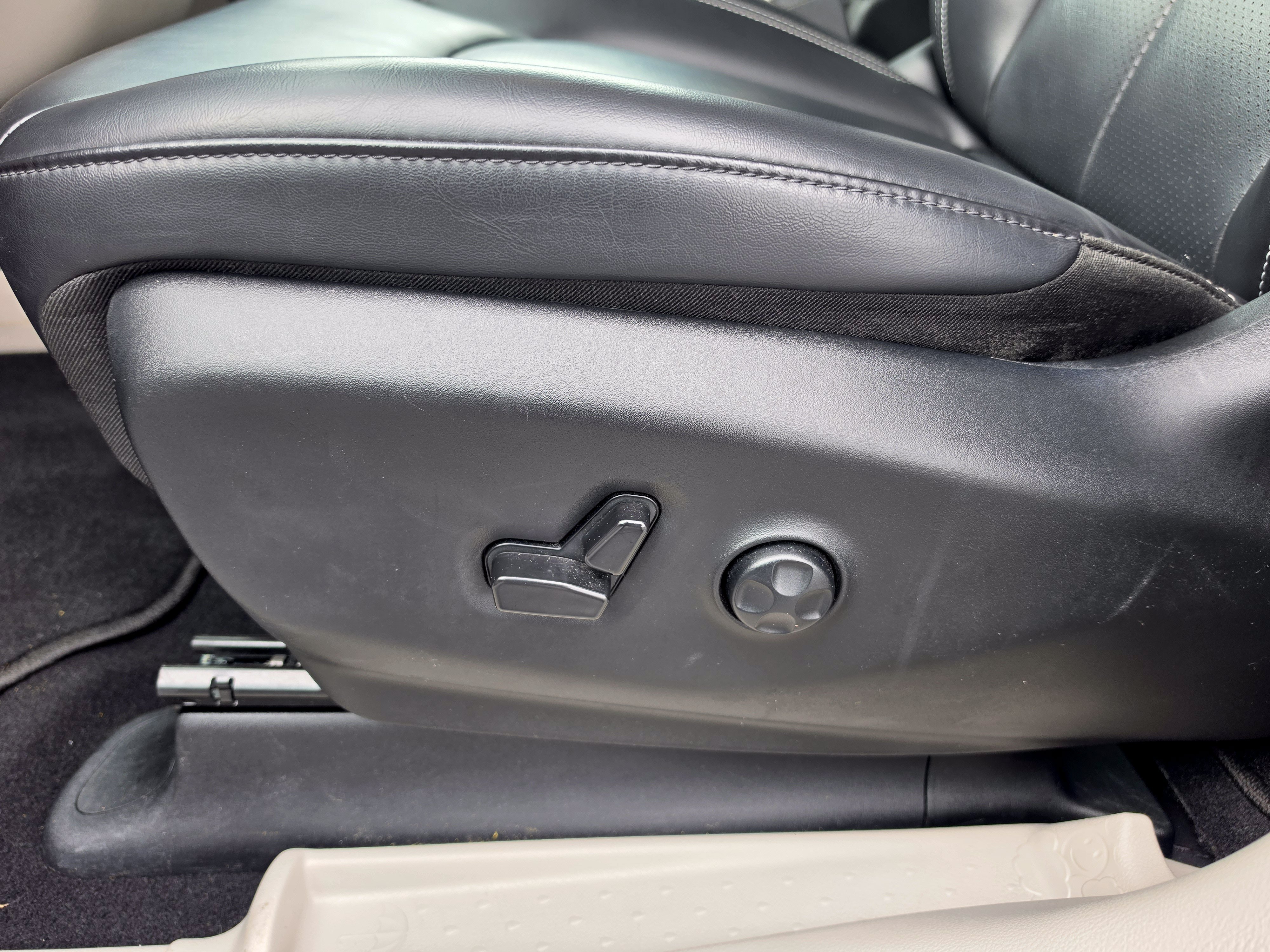 Used 2023 Chrysler Pacifica Touring-L FWD image 16