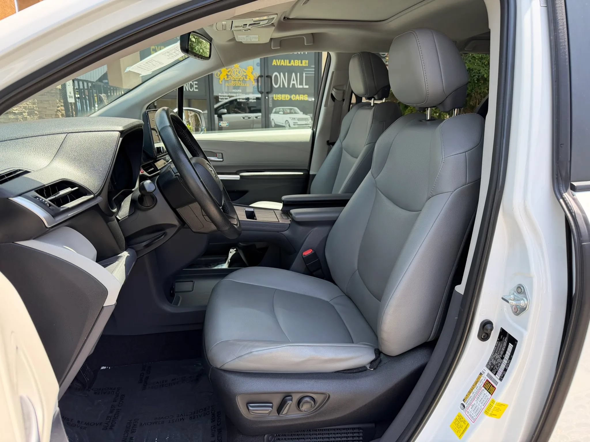 Used 2023 Toyota Sienna XLE FWD image 11