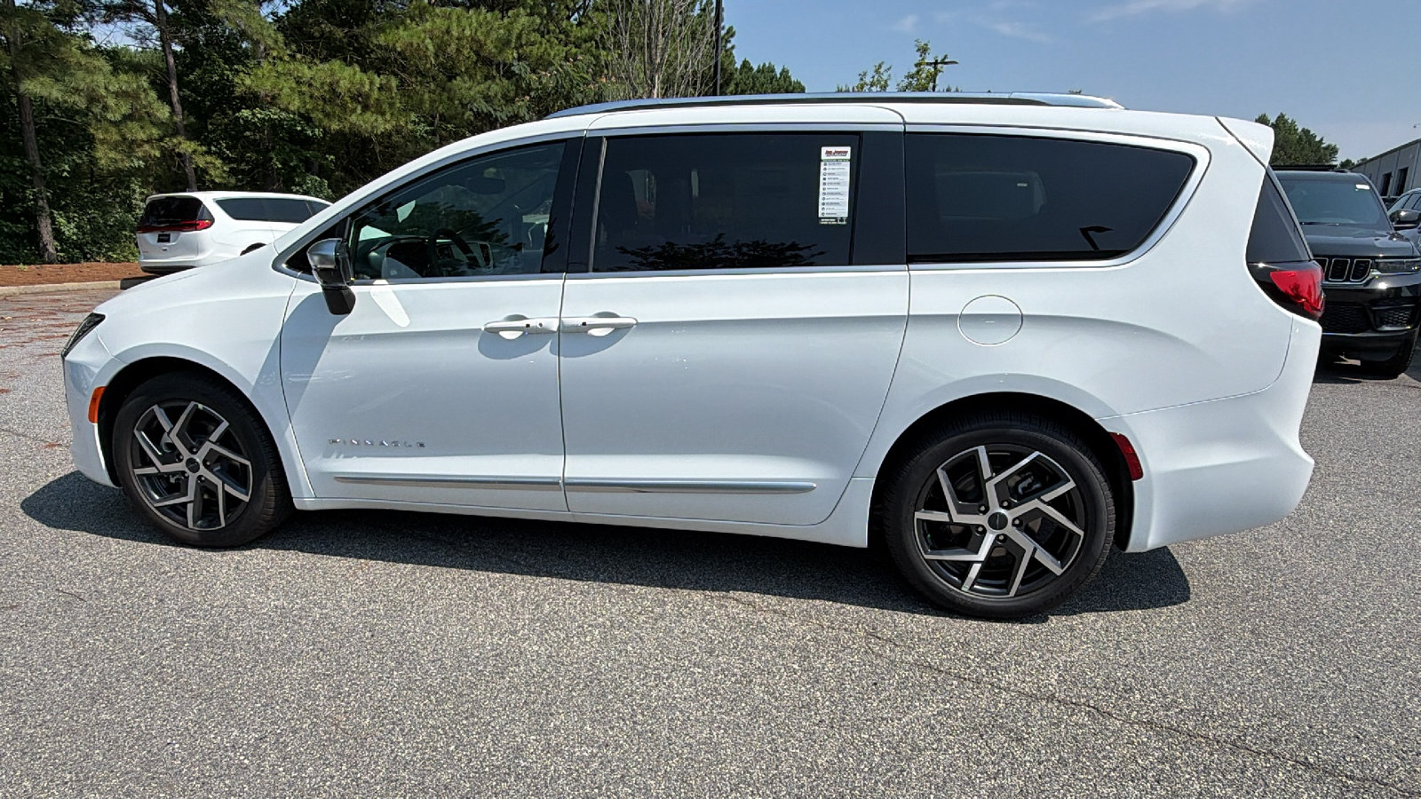 New 2027 Chrysler Pacifica Pinnacle FWD image 11
