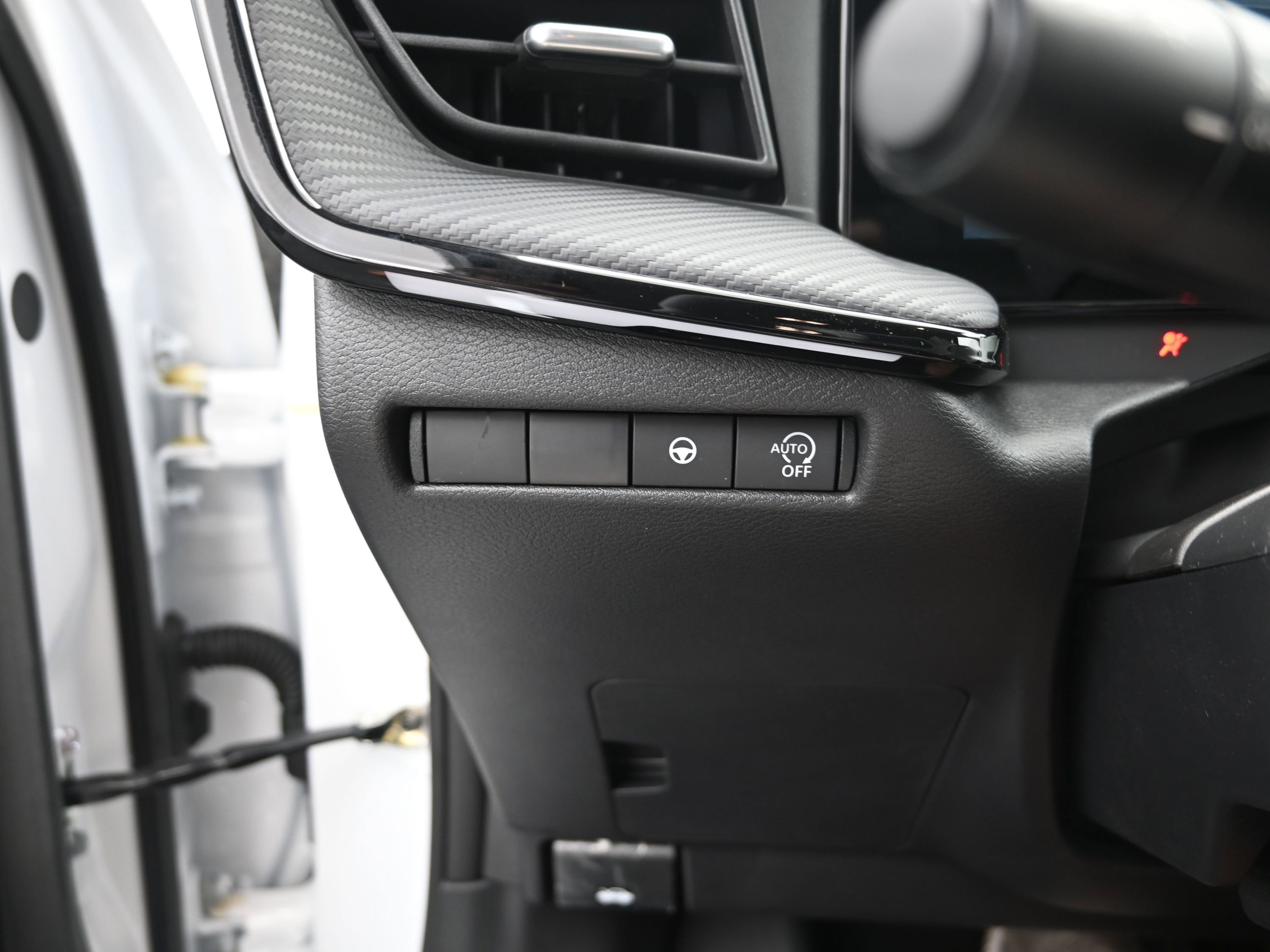 New 2025 Nissan Kicks SR image 12