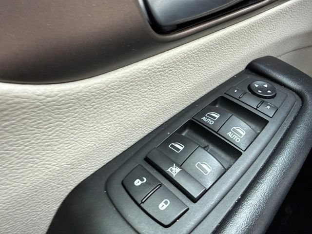 Used 2019 Chrysler Pacifica Touring Plus w/ Advanced Safetytec Group FWD image 29