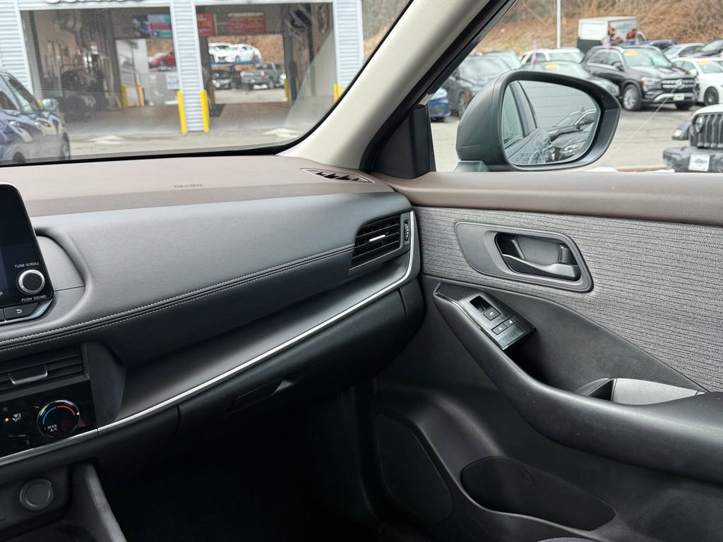 Used 2023 Nissan Rogue S image 14