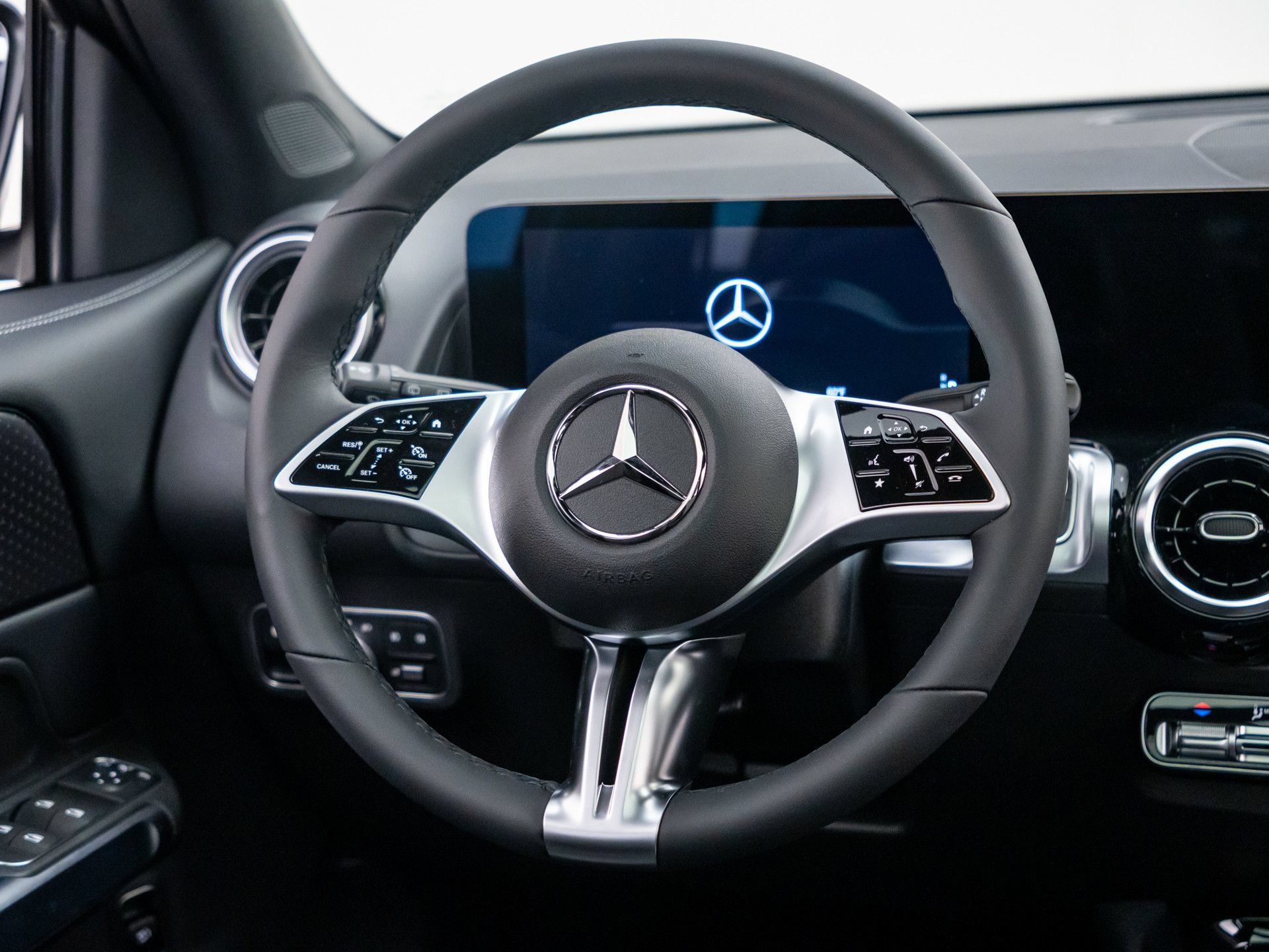 New 2026 Mercedes-Benz GLB 250 4MATIC image 11