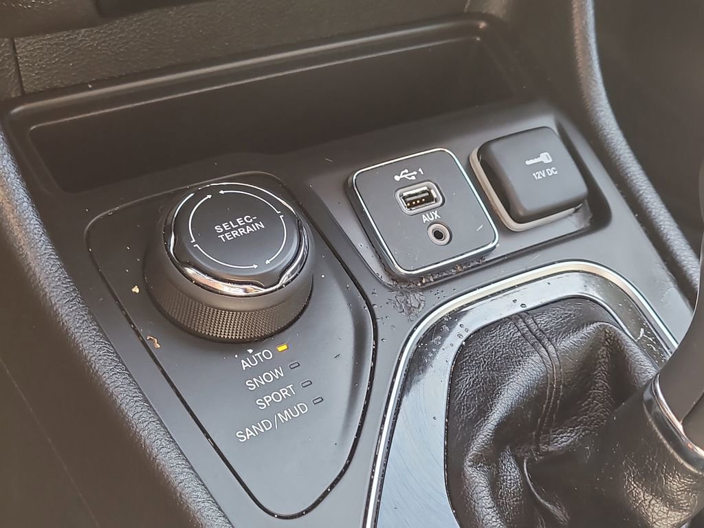 Used 2020 Jeep Cherokee Limited w/ Technology Group AWD/4WD image 27