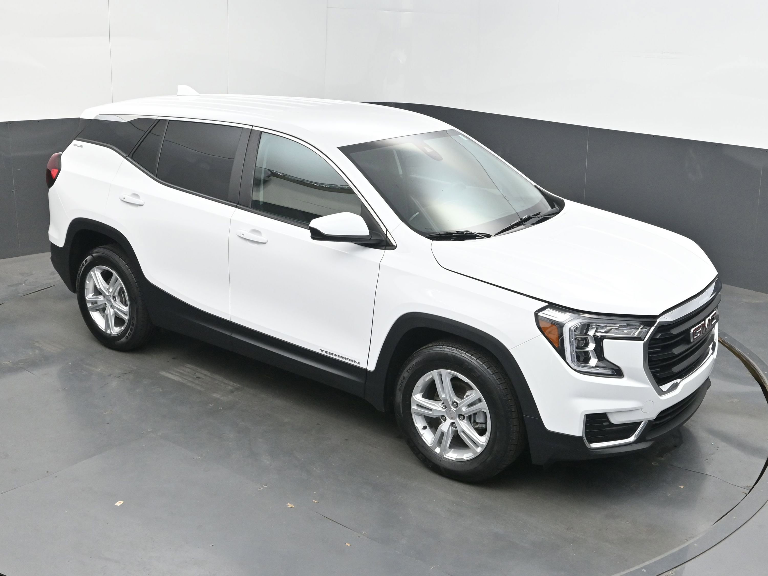 Used 2024 GMC Terrain SLE FWD image 31