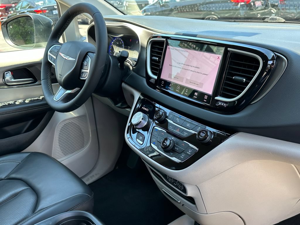 Used 2023 Chrysler Pacifica Touring-L FWD image 11